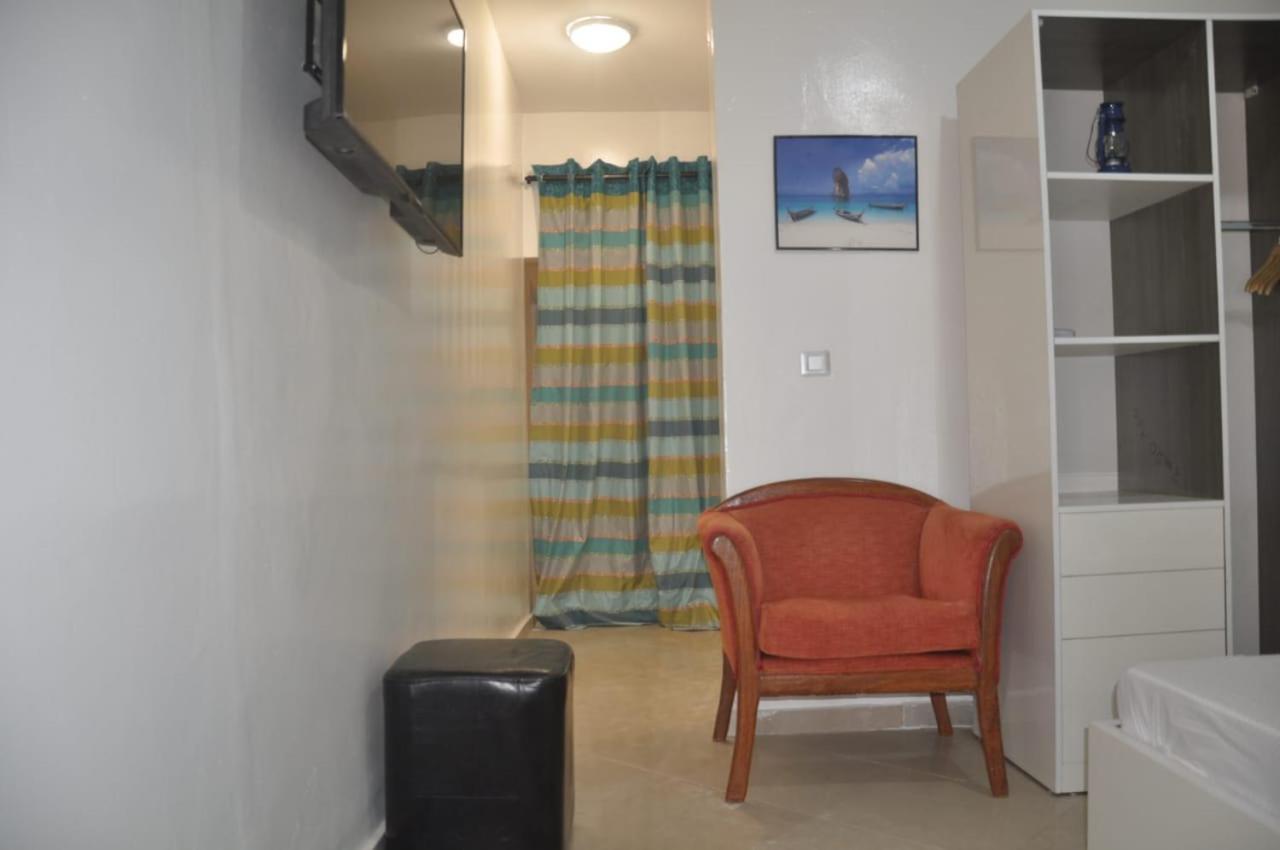 " Le Nid Douillet ", Un Fabuleux Studio, Calme, Cosy Et Bien Climatise Au Centre De Saly Bagian luar foto